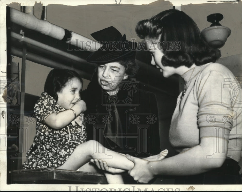 1939 Press Photo Mrs. Franklin Roosevelt comforted a Infantile paralysis victim. - Historic Images