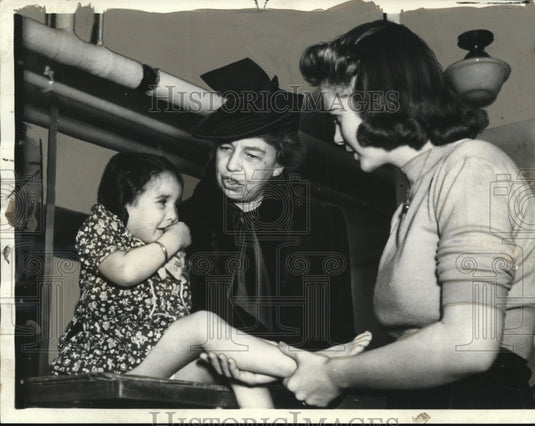 1939 Press Photo Mrs. Franklin Roosevelt comforted a Infantile paralysis victim. - Historic Images