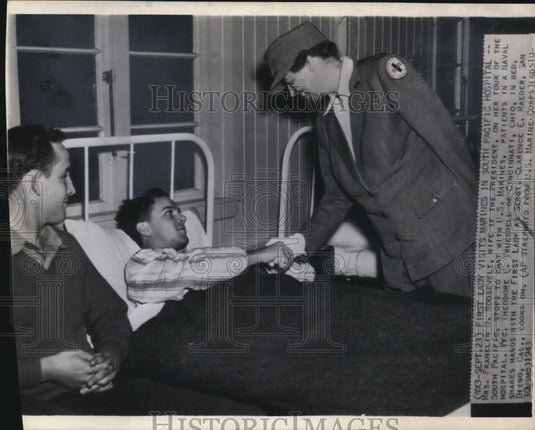 1943 Press Photo Mrs.Franklin Roosevelt with U.S Marine at South Pacific. - Historic Images