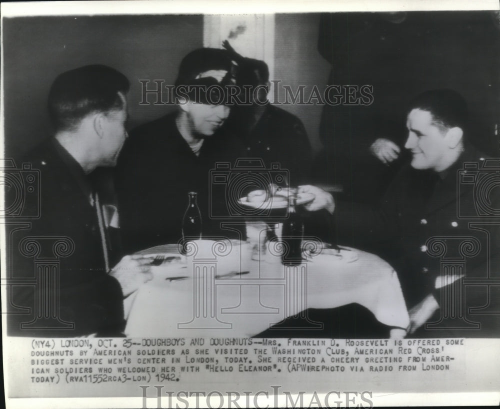 1942 Wire Photo Mrs. Franklin Roosevelt offered doughnuts by American Soldiers. - Historic Images