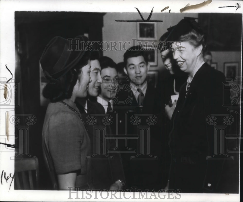 1941 Press Photo Mrs.Franklin Roosevelt greets American Born Japanese Youngsters - Historic Images