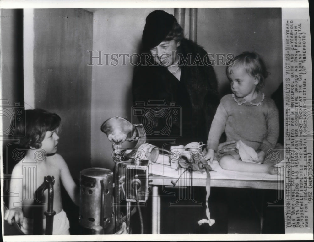 1942 Press Photo Mrs.Franklin Roosevelt with Children Infantile Paralysis victim - Historic Images