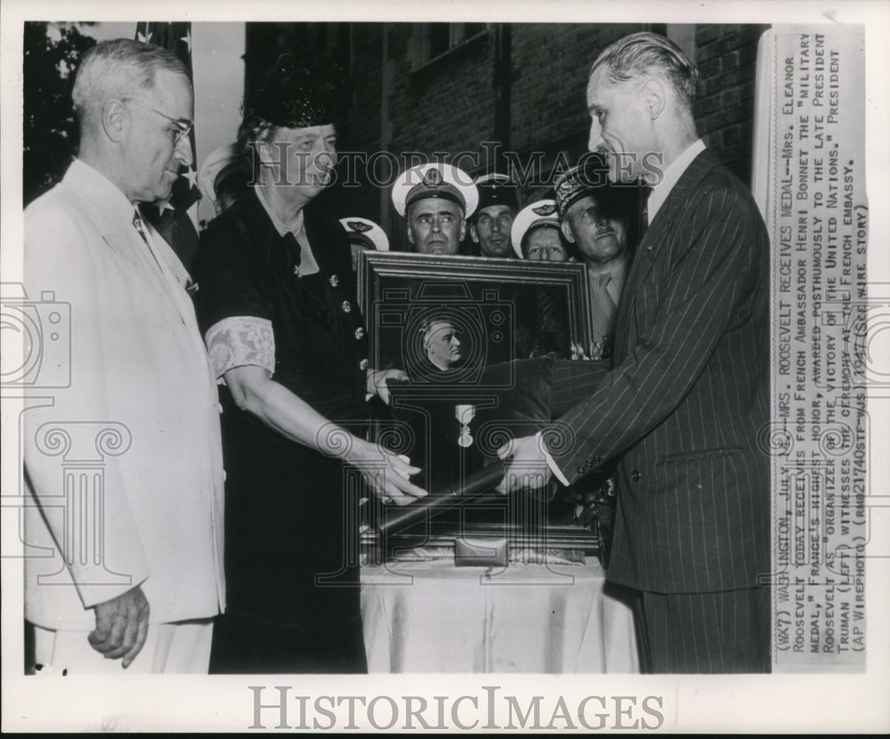 1947 Press Photo Mrs. Eleanor Roosevelt receives from French Ambassador - Historic Images