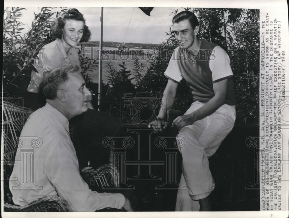 1939 Press Photo President Roosevelt shown as he chat with Son and wife. - Historic Images