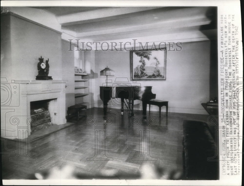 1942 Press Photo A fireplace adds a cozy touch to this living room - Historic Images