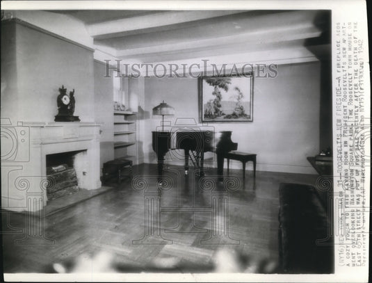 1942 Press Photo A fireplace adds a cozy touch to this living room - Historic Images