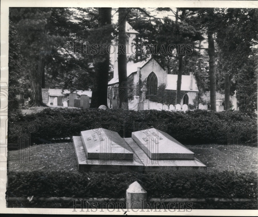 1945 Press Photo A view of the Roosevelt family plot in the cemetery - Historic Images