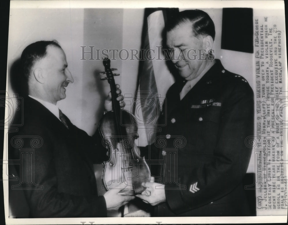 1944 Press Photo George J. Jellica of Minneapolis turns over to Presidential - Historic Images