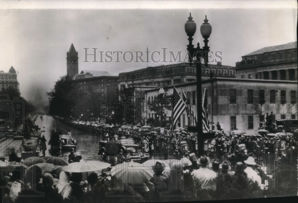 1944 Press Photo A crowd stands in the rain at 15th street and Pennsylvania Ave. - Historic Images