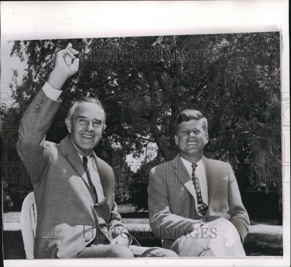 1960 Press Photo Averill Harriman, former New York governor, waves to tourists - Historic Images