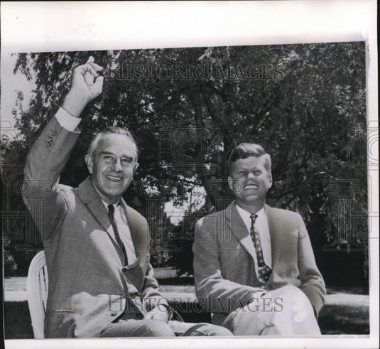 1960 Press Photo Averill Harriman, former New York governor, waves to tourists - Historic Images