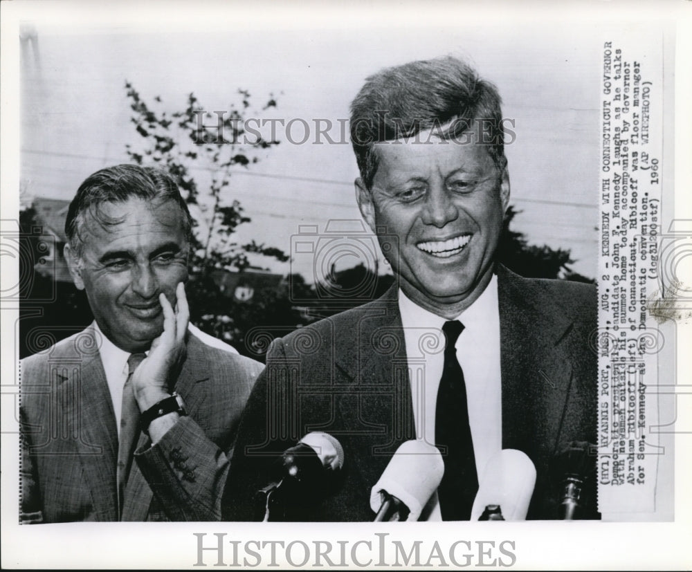 1960 Press Photo Kennedy talks with newsmen in his summer homw with Gov.Ribicoff - Historic Images