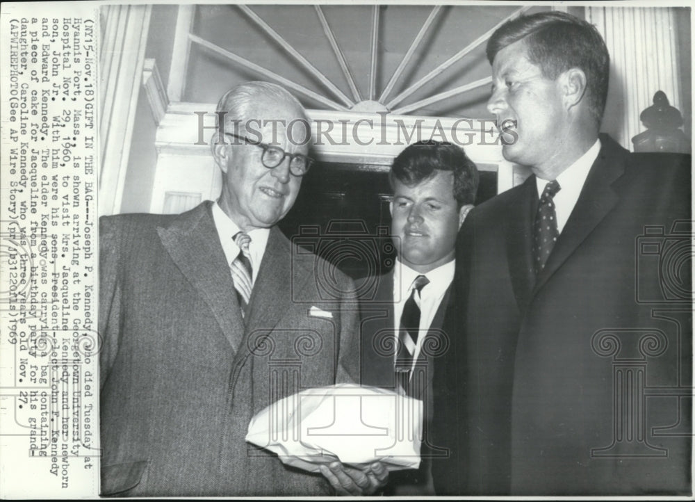 1969 Press Photo Mr. Joseph brings cake with Edward&amp;John for Jacquelline - Historic Images