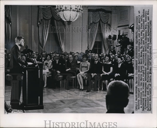 1961 Press Photo Kennedy addresses Diplomats in White House East Room - Historic Images