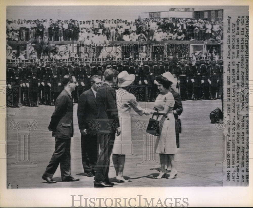 1962 Press Photo Mrs. Jacqueline Kennedy shakes hands with Mrs. Adolfo Lopez - Historic Images