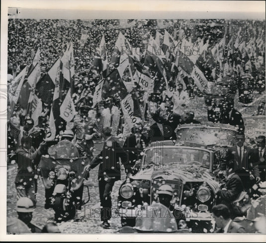 1962 Press Photo In a frenzzied outpouring of enthusiasm, Mexico City residents - Historic Images