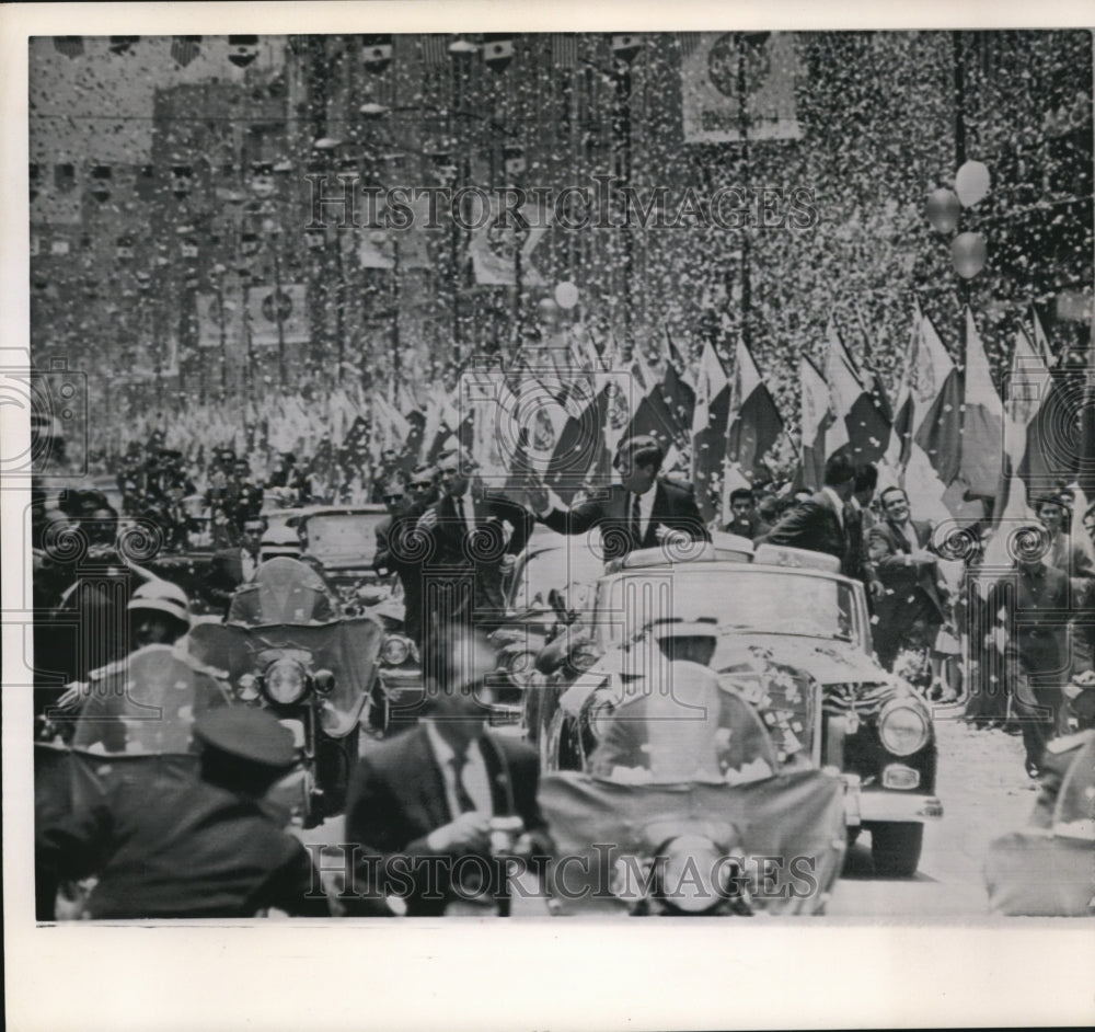 1962 Press Photo President Kennedy turns to look at cheering Mexico City - Historic Images