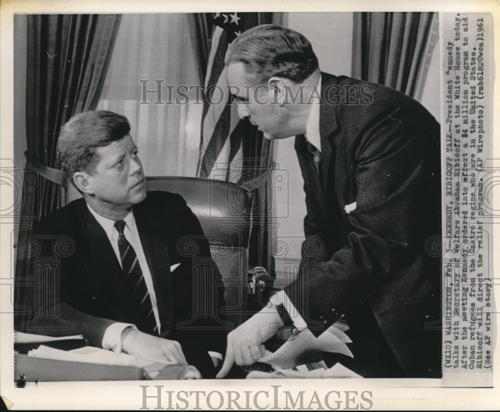 1962 Press Photo President Kennedy talks with Secretary of Welfare Abraham - Historic Images