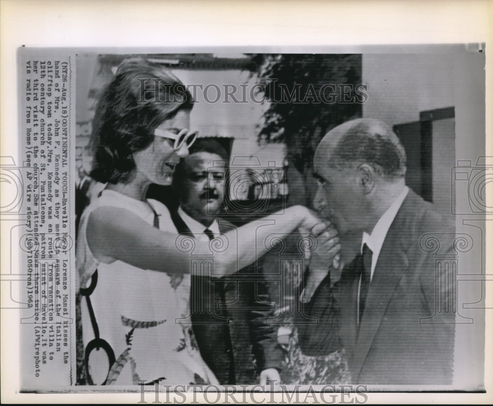 1962 Press Photo Mansi kisses hand of Mrs.Kennedy at square Italian ClifftopTown - Historic Images