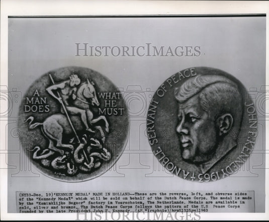 1963 Press Photo Pres. John F. Kennedy Medal made by Koninklijke Begeer Factory. - Historic Images