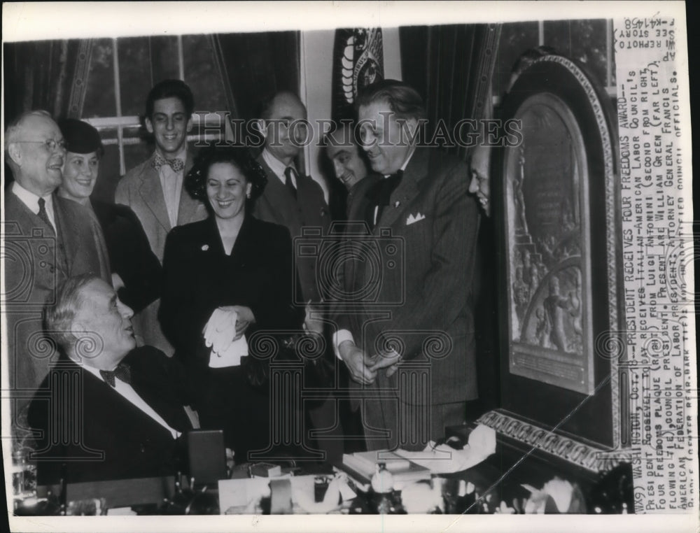 1944 Press Photo Pres. Roosevelt receives four freedoms award at White House - Historic Images