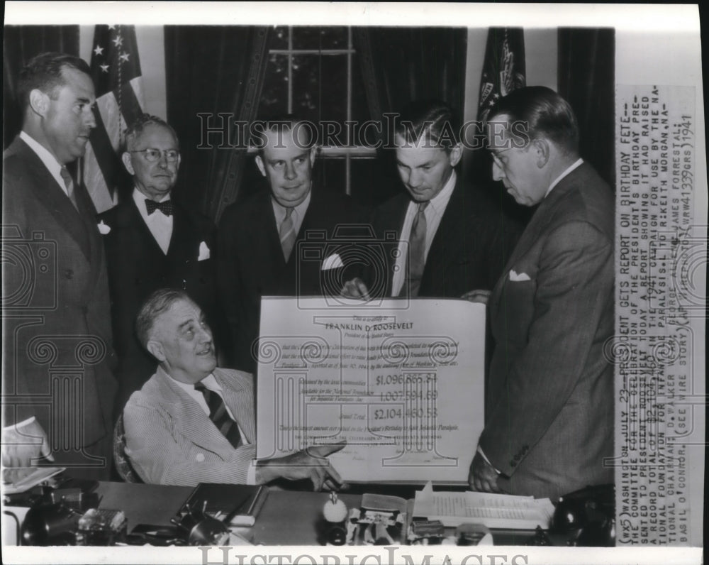 1941 Press Photo Pres.Roosevelt gets report from the Committee on his birthday - Historic Images