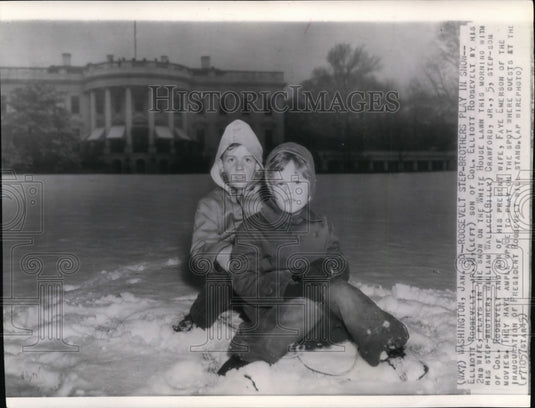 1945 Press Photo Elliot Roosevelt Jr. &step brother William Wallace Crawford Jr. - Historic Images