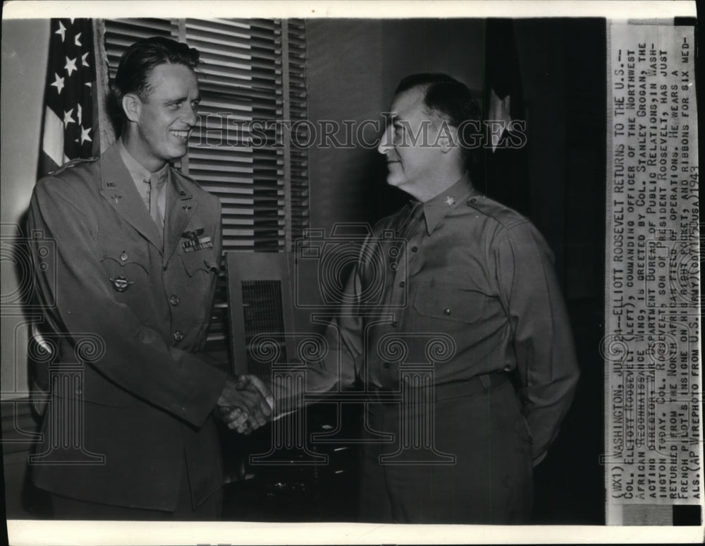 1943 Press Photo Col. Elliot Roosevelt greeted by Col. Stanley Grogan. - Historic Images