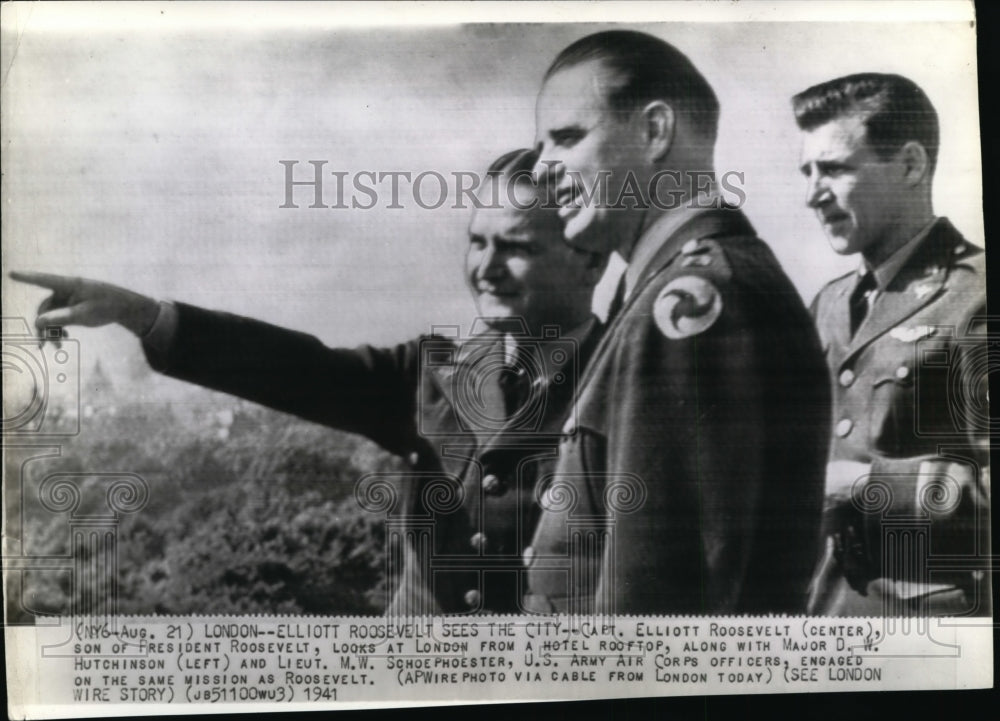 1941 Press Photo Capt. Elliot Roosevelt looks at London from a Hotel Rooftop. - Historic Images