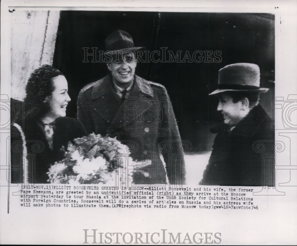 1948 Press Photo Elliott Roosvelt & wife Faye Emerson greeted in Moscow - Historic Images