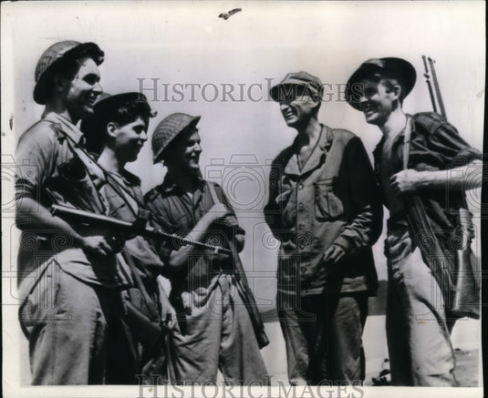 1943 Press Photo Mayor Archibald Roosevelt with Australian soldiers - Historic Images