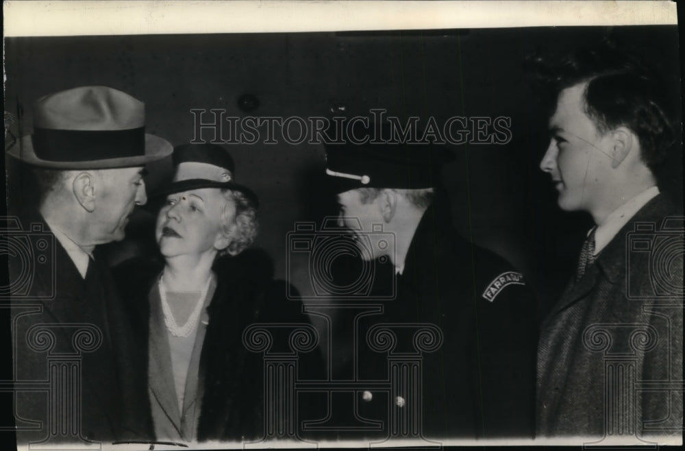 1942 Press Photo Eddie&#39;s family welcomes famed flier home after 3 weeks - Historic Images