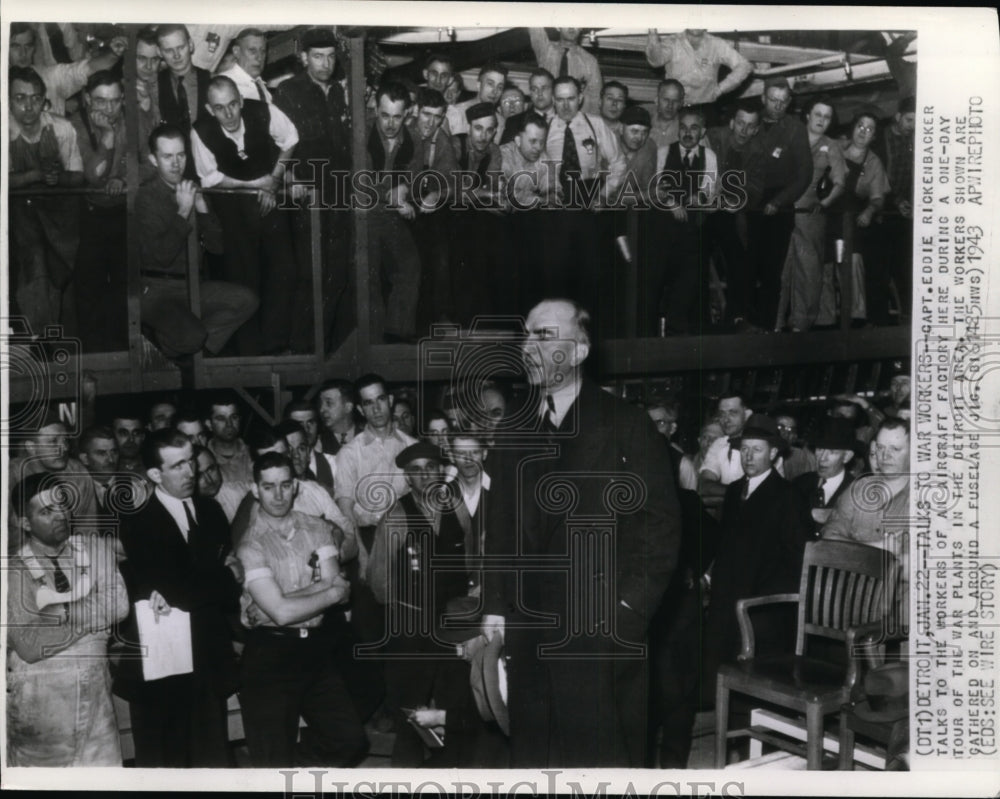 1943 Press Photo Rickenbacker talks to workers of aircraft factory in Detroit - Historic Images