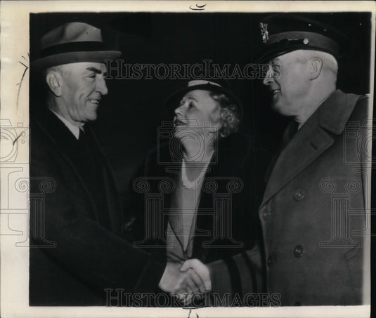 1942 Press Photo Capt. Rickenbacker greeted by Gen. Arnold at Bolling Field, W. - Historic Images