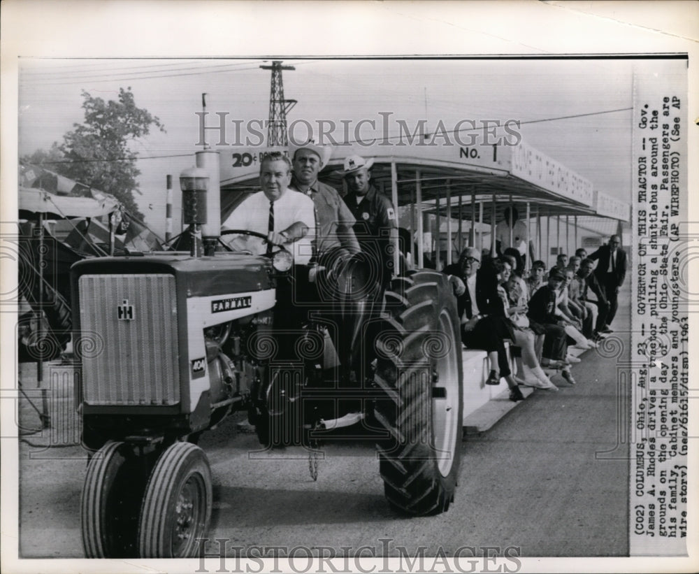 1963 Press Photo Gov. Rhodes drives tractot pulling shuttlebus a - Historic Images