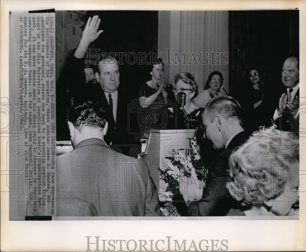 1962 Press Photo Rhodes raise his hand to standing ovation at O.F.R.W.O banquet - Historic Images