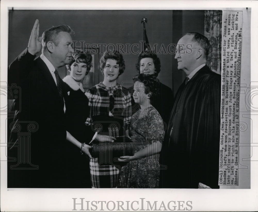 1961 Press Photo Rhodes sworn in office by SC Judge Taft for his 3rd term - Historic Images