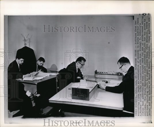 1962 Press Photo Auditors from 2 acct. firms exams records in Rhodes' office - Historic Images