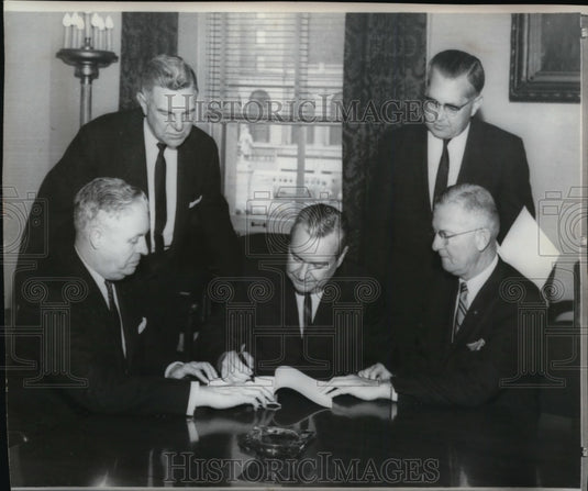 1966 Press Photo Signing & witnessing documents for Municipal Akron University - Historic Images