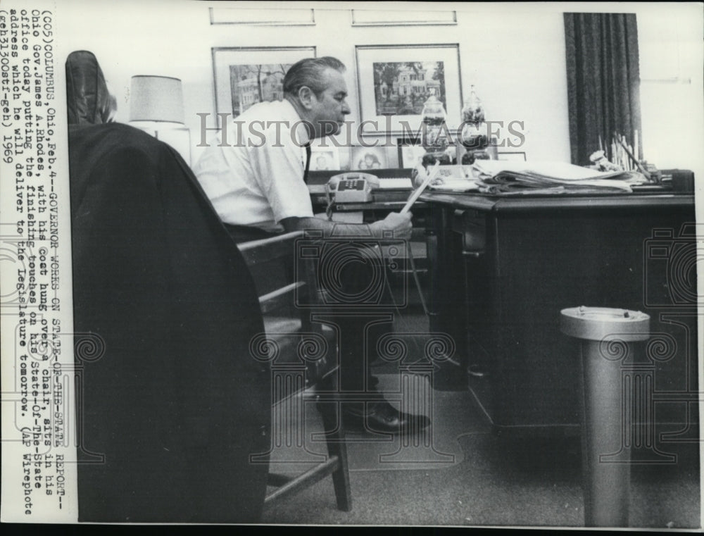 1969 Press Photo Gov. Rhodes works on State-of-the-State report in his office - Historic Images