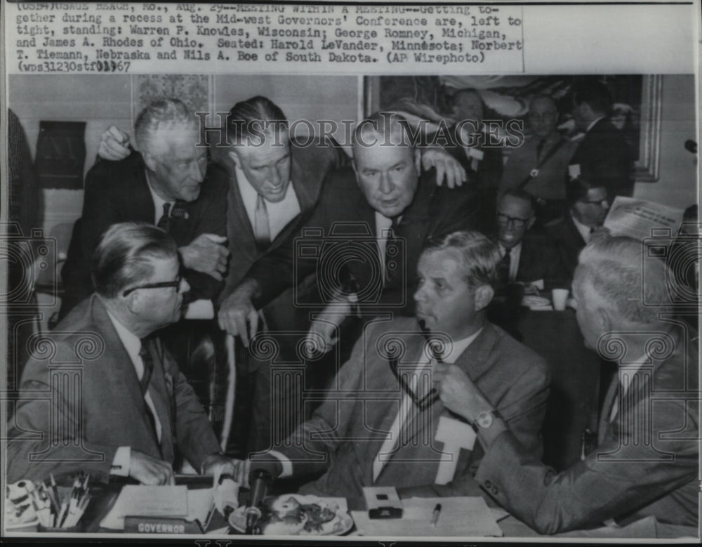 1967 Press Photo Getting together during recess at Mid-west Governor&#39;sConference - Historic Images