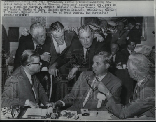 1967 Press Photo Getting together during recess at Mid-west Governor'sConference - Historic Images