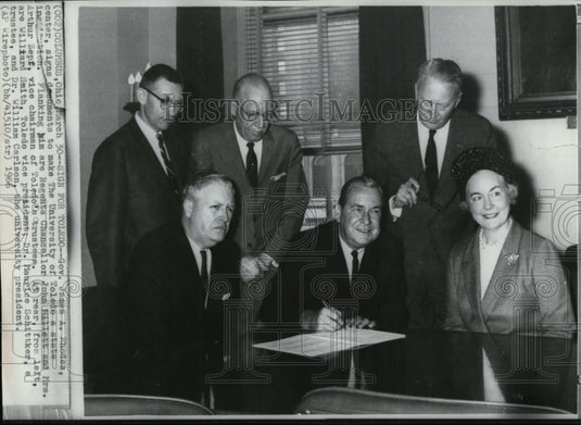 1966 Press Photo Gov. Rhodes signs Univ. of Toledo to be State institution - Historic Images
