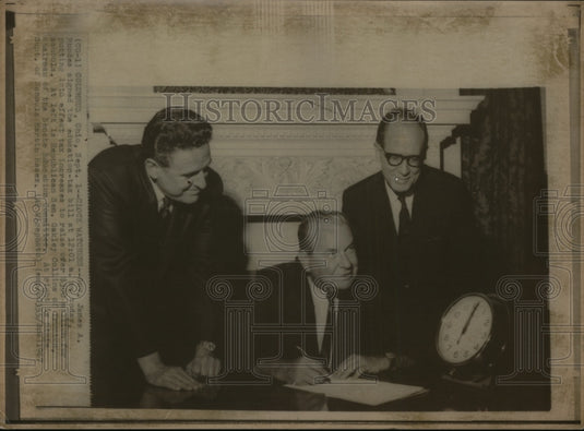 1967 Press Photo Gov. Rhodes signs Education tax bill  with Sen. Collins&Kassex - Historic Images