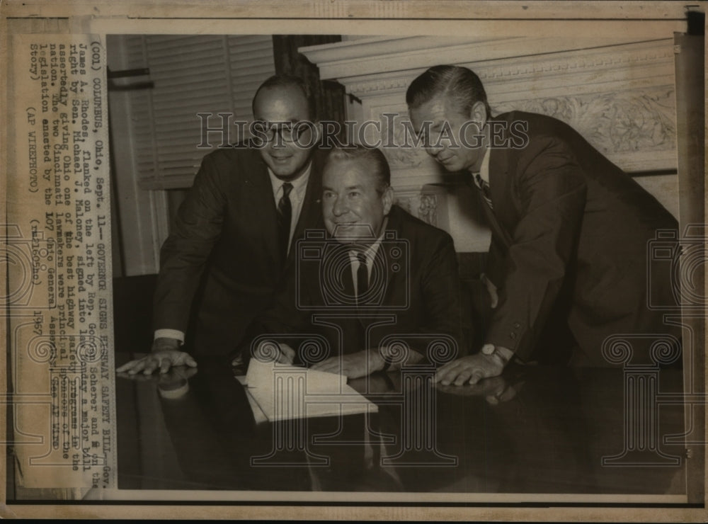 1967 Press Photo Gov. Rhodes signs Highway Safety Bill with Scherer and Maloney - Historic Images