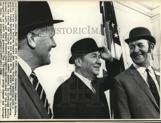 1969 Press Photo Gov.Rhodes on Britishbowlerhat in meeting with Marshall&Drewery - Historic Images