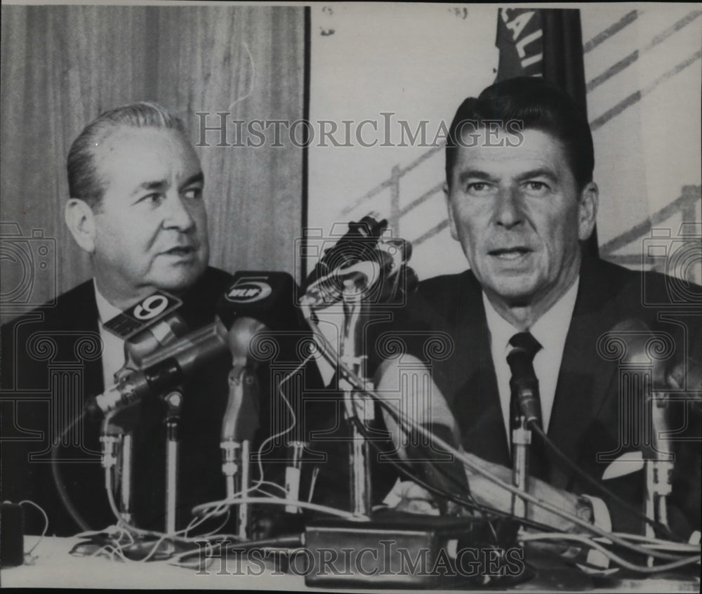 1967 Gov. Rhodes with Gov. Reagan in talk at Cincinnati - Historic Images