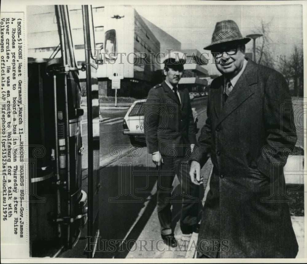 1976 Press Photo Gov. Rhodes board bus in Bonn after Rhine River cruise - Historic Images