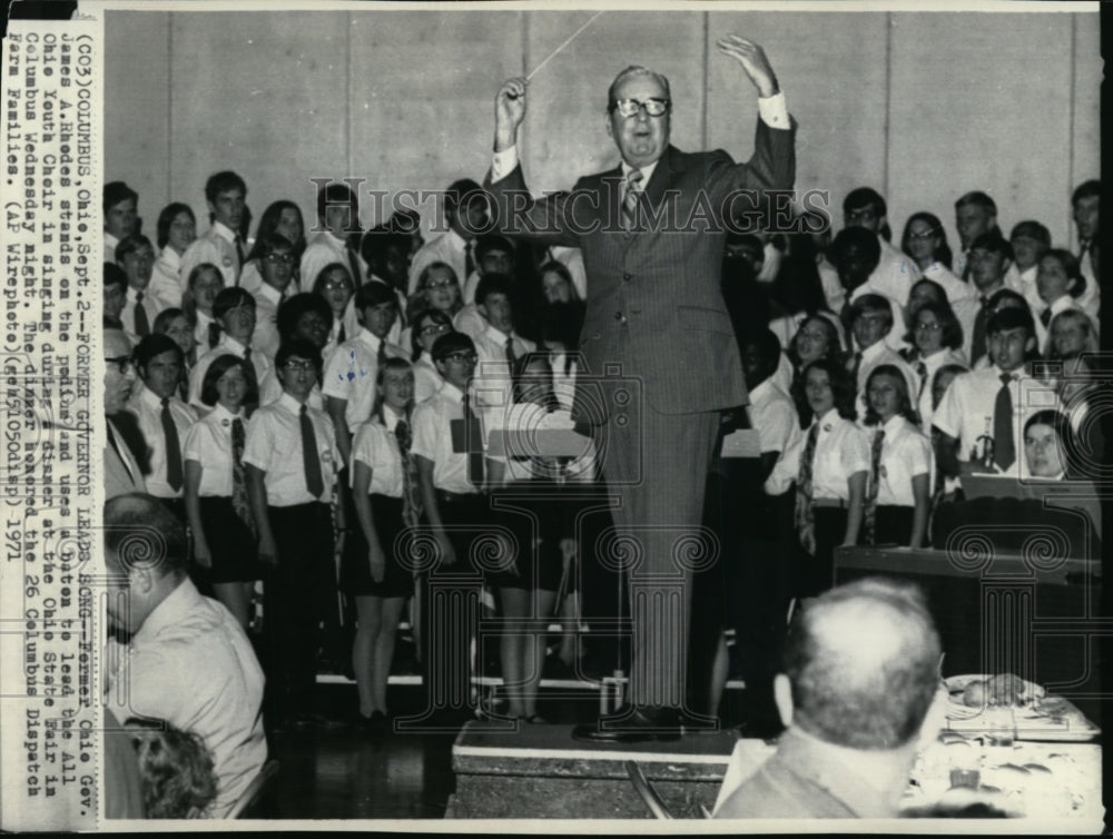 1971 Press Photo Rhodes standing in podium leads the Ohio Youth Choir inColumbus - Historic Images