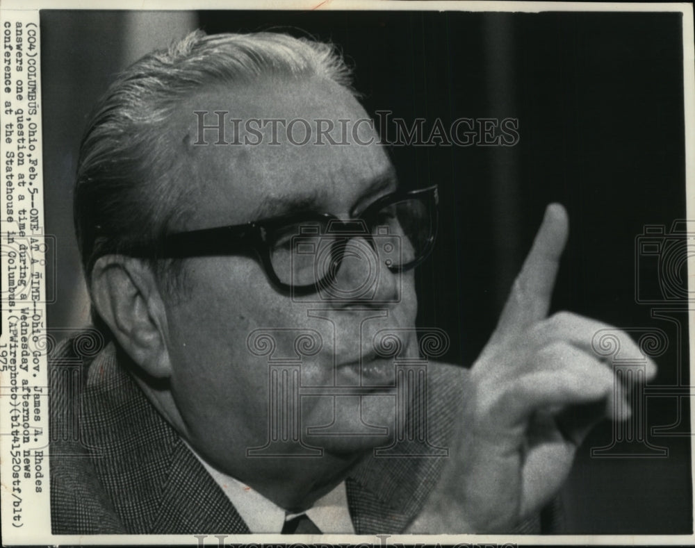 1975 Press Photo Gov. Rhodes answers question at News Conference in Statehouse - Historic Images